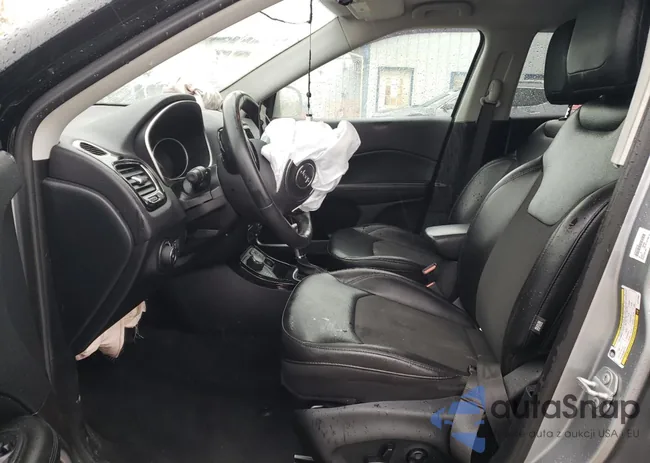 3C4NJDBB2JT313967: 51905544